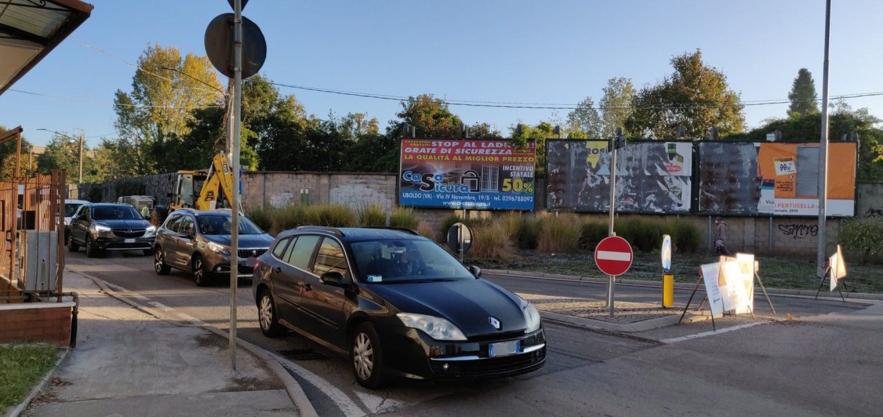 Asfaltature di giorno, traffico in tilt. La Lega: “Ecco la Saronno del Pd”