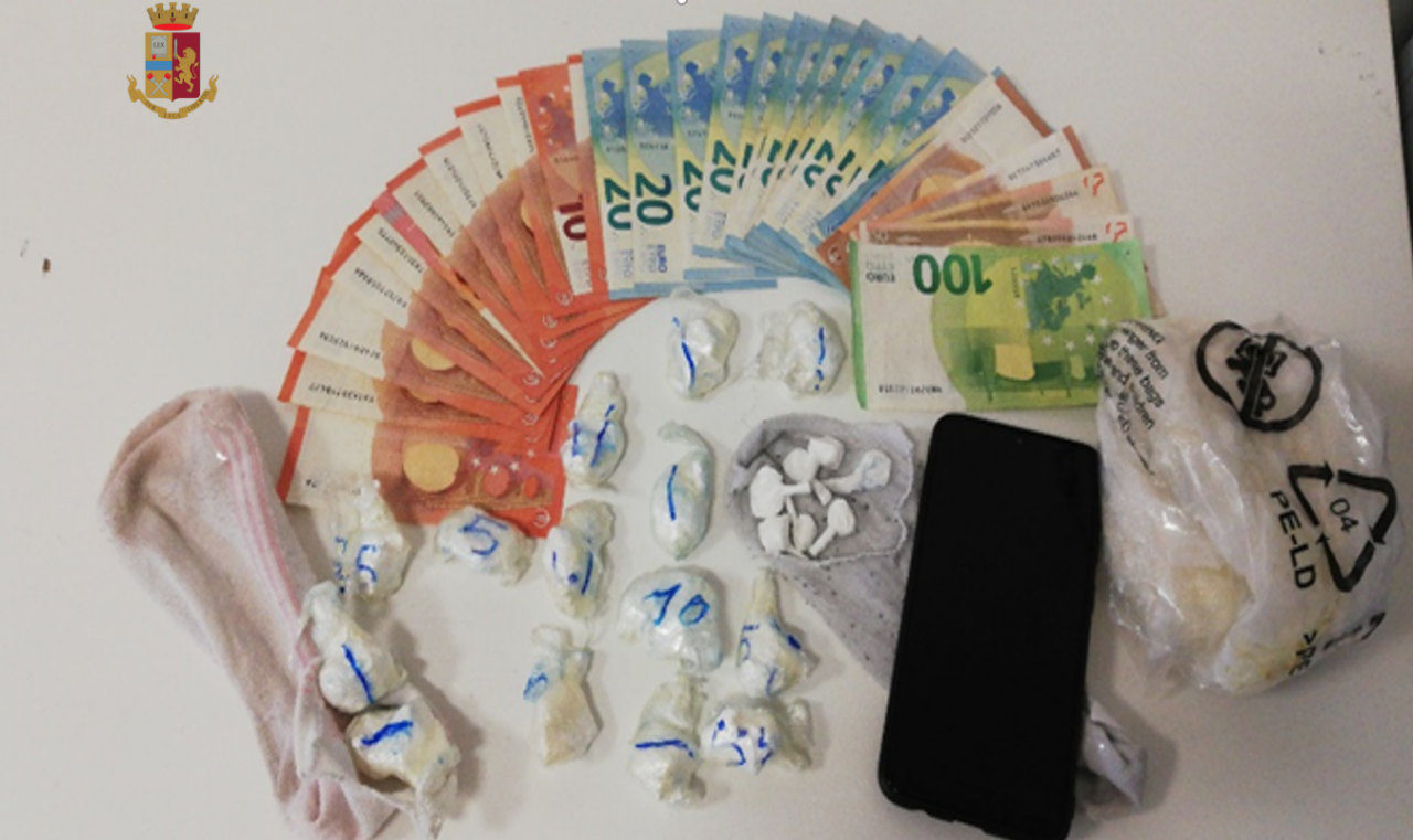 Spaccio nel parcheggio del supermercato, trovati con un etto di cocaina in macchina