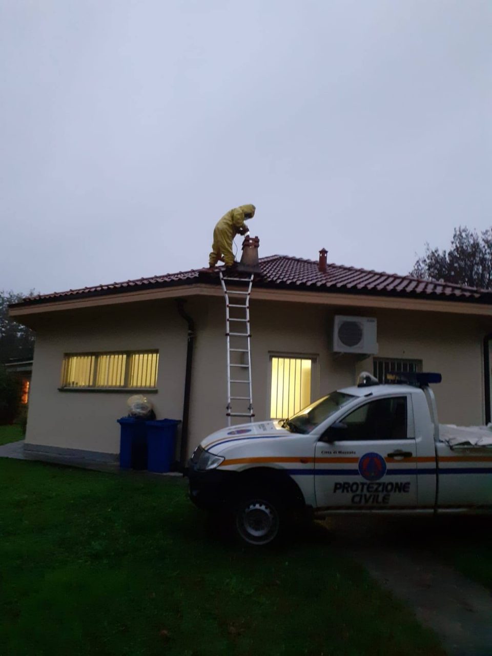 Nido di calabroni all’asilo: Protezione civile in azione a Mozzate