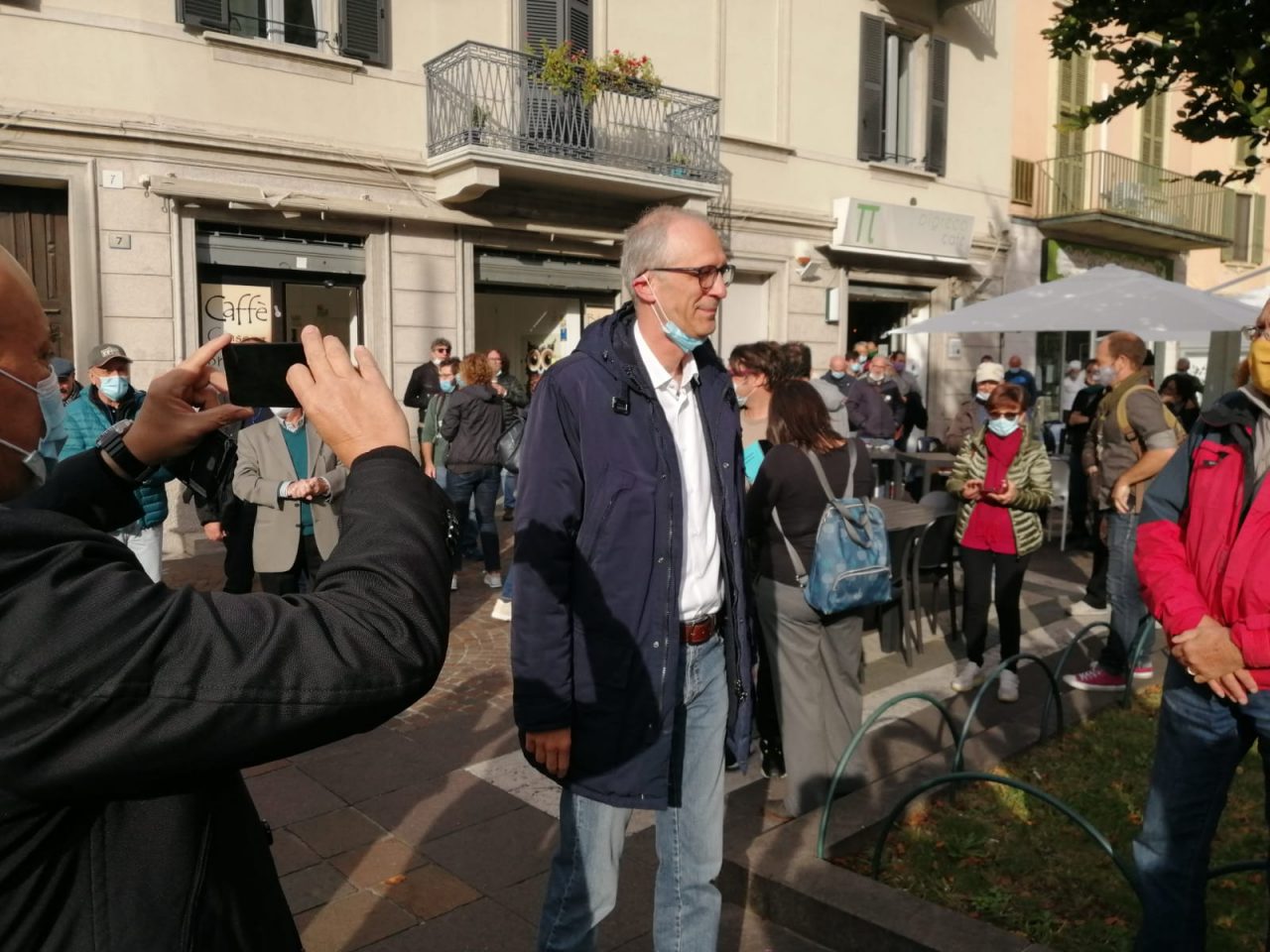 Applausi in piazza per Airoldi, nuovo sindaco di Saronno: “Non ci deludere”  VIDEO