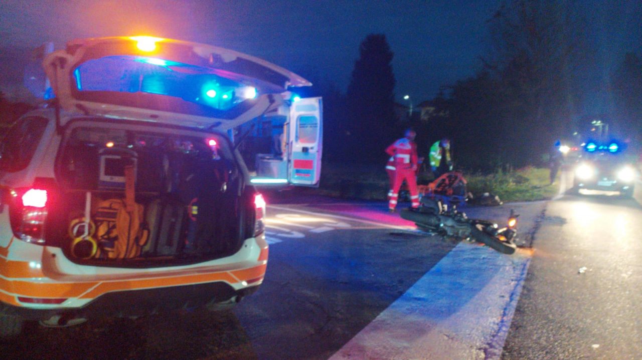 Scontro fra auto e moto a Marnate, soccorsi in azione