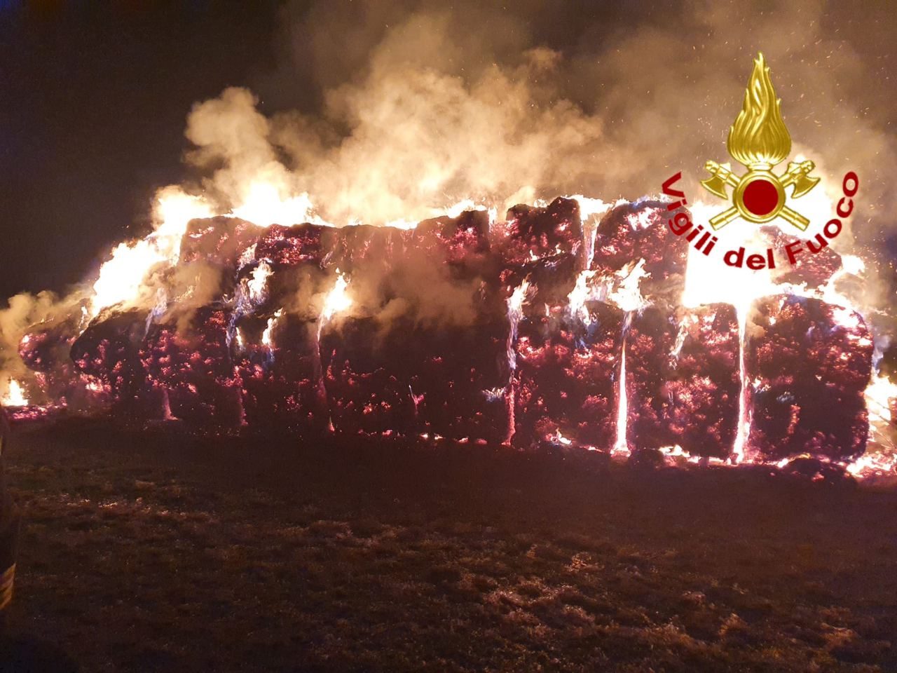 Rogo in un campo a Cairate, deposito di fieno in fiamme FOTO
