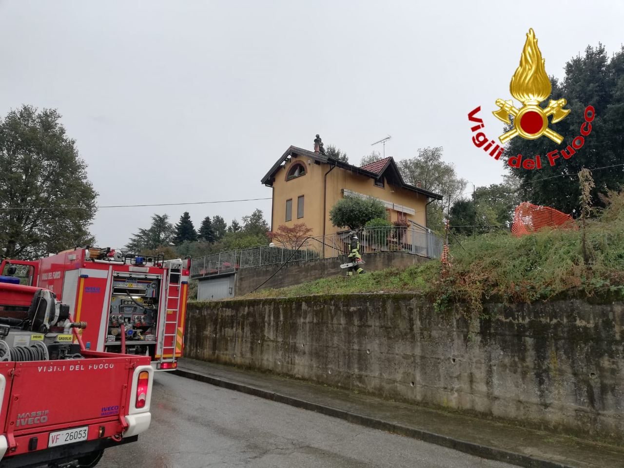 Tetto in fiamme a Golasecca, intervento dei Vigili del Fuoco di Somma e Busto