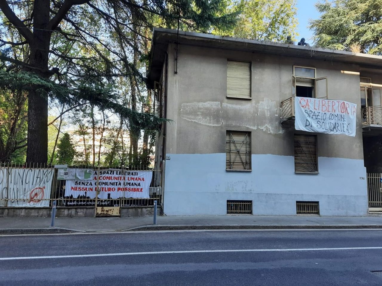 Gli anarchici ri-occupano lo stabile di via San Francesco a Saronno: nasce Ca’ Libertaria