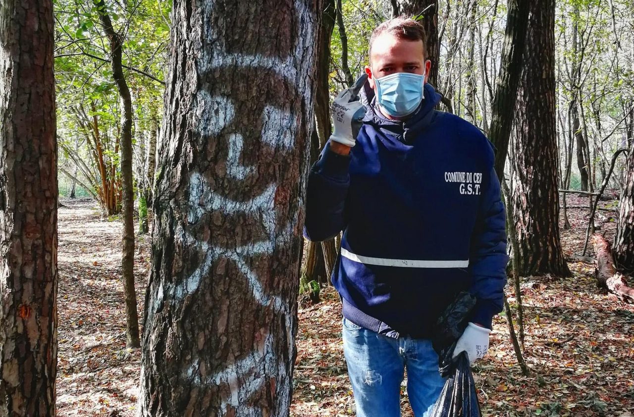 Diavolo sull’albero nel bosco della droga, Cattaneo risponde con un dito medio a pusher e “zombie”