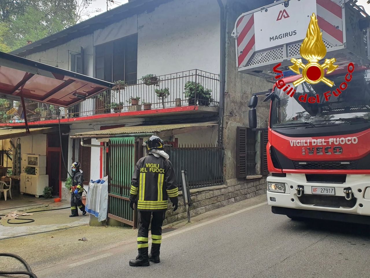 Canna fumaria in fiamme a Castelseprio, collassa parte della soletta