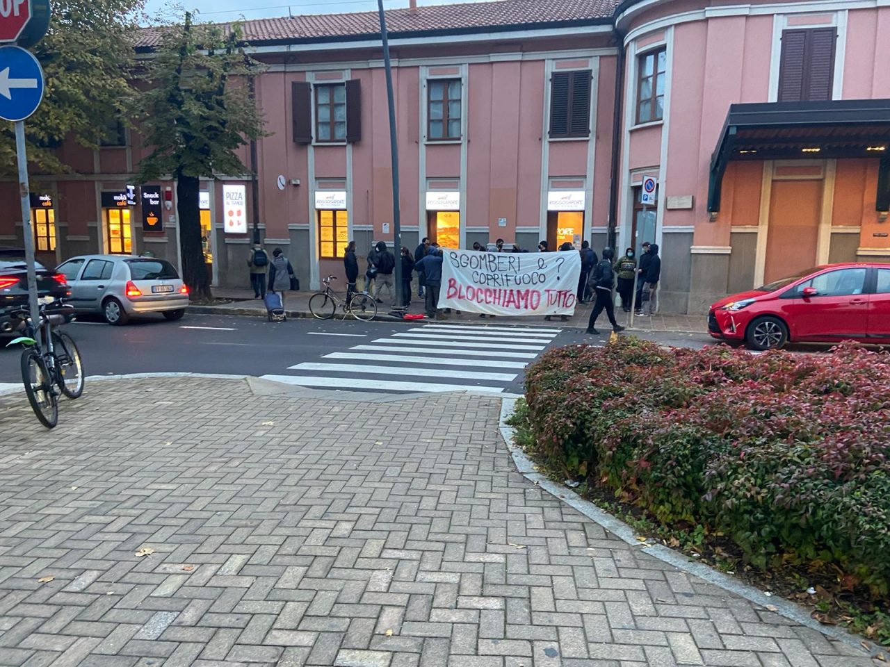 Presidio a Saronno: “Sgomberi e coprifuoco? Blocchiamo tutto” FOTO