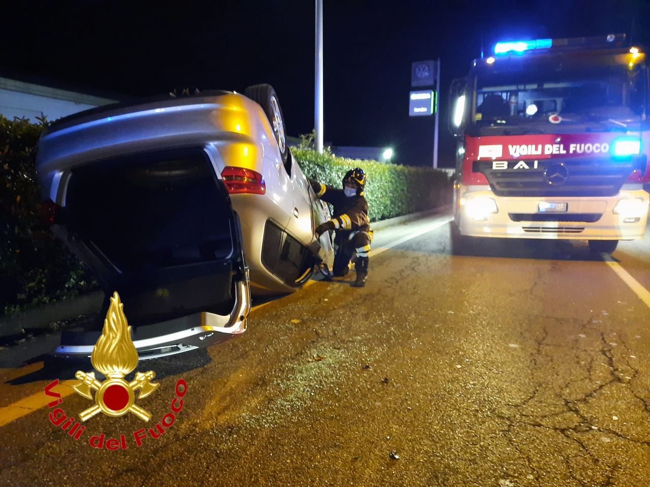 Incidente a tre a Casorate, un’auto si ribalta
