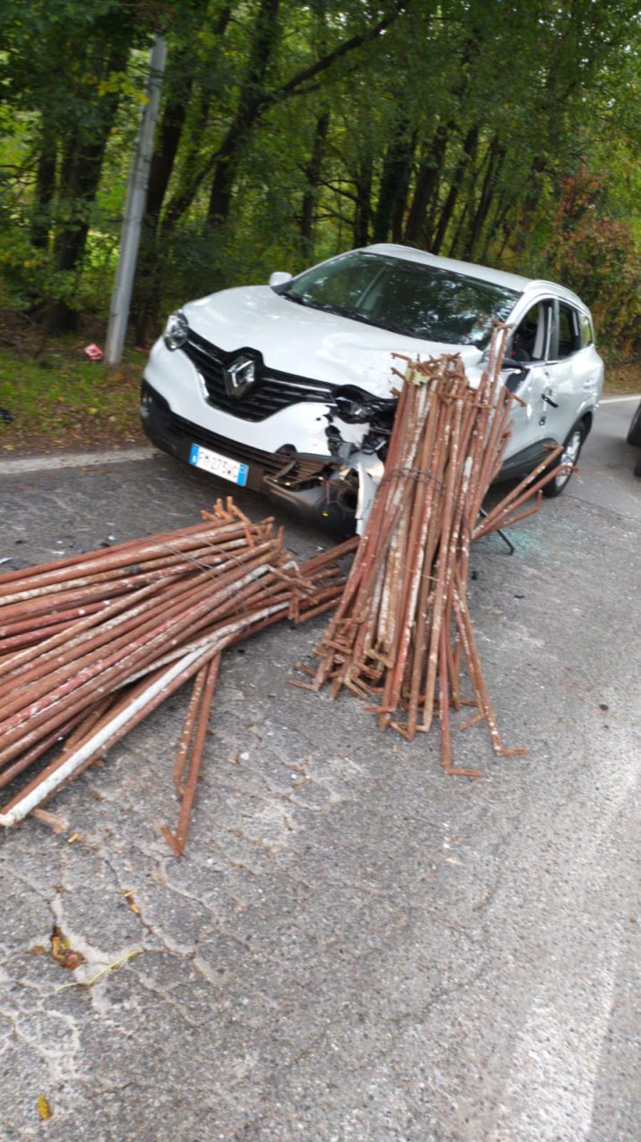 Il carico si stacca dal camion, auto distrutta dai ponteggi FOTO