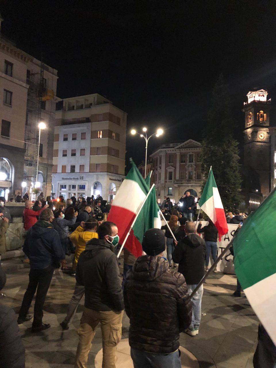 Proteste Dpcm anche a Varese: ieri centinaia in piazza, oggi il bis VIDEO