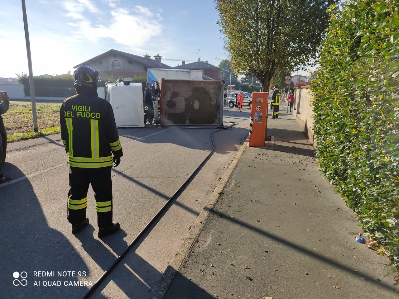 Scontro fra camion a Turate, uno finisce ribaltato FOTO