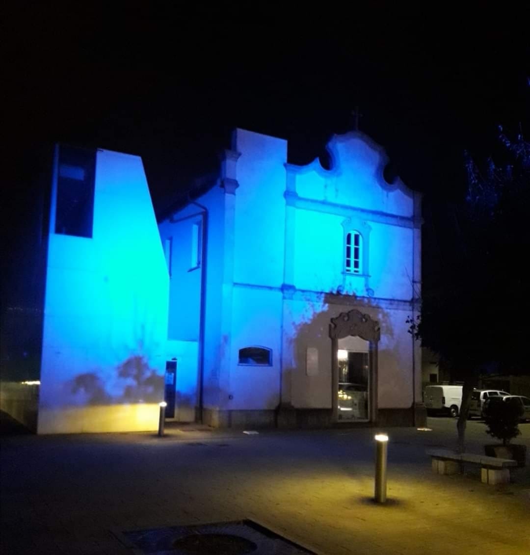 La biblioteca si colora di blu, in onore della Madonna del Rosario