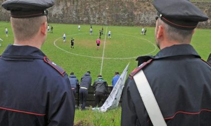 Partita di calcetto clandestina fermata dall'"invasione di campo" dei carabinieri