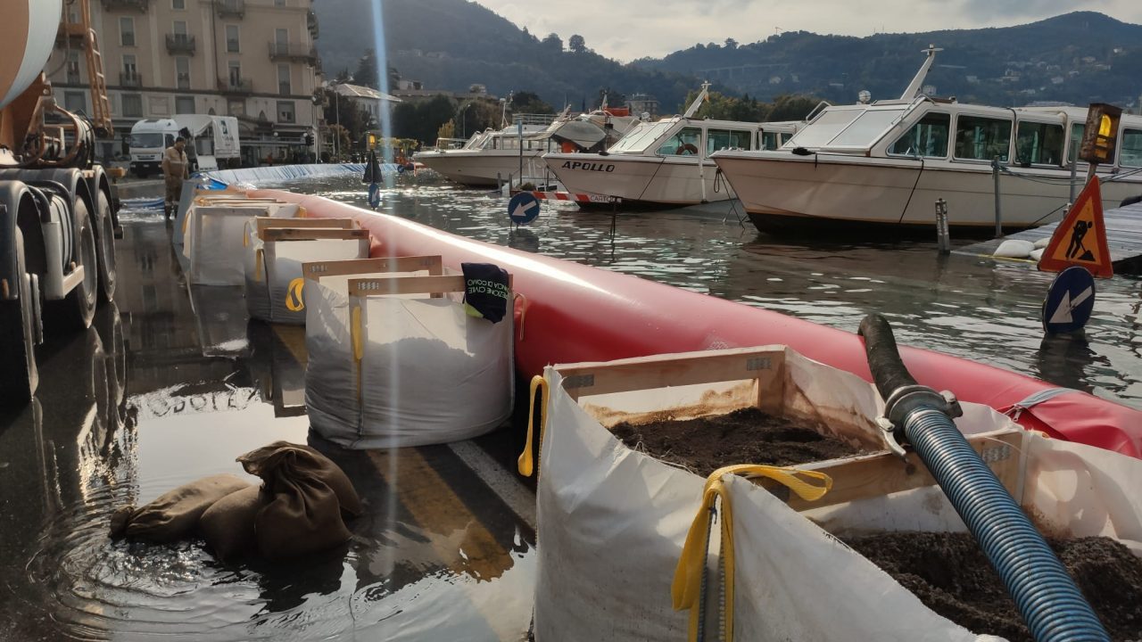 Lago di Como esondato, la piazza è stata quasi interamente prosciugata dalle idrovore