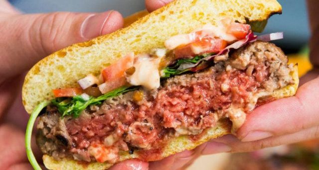 Coldiretti contro gli hamburger vegani e la finta carne: “Marketing ingannevole”