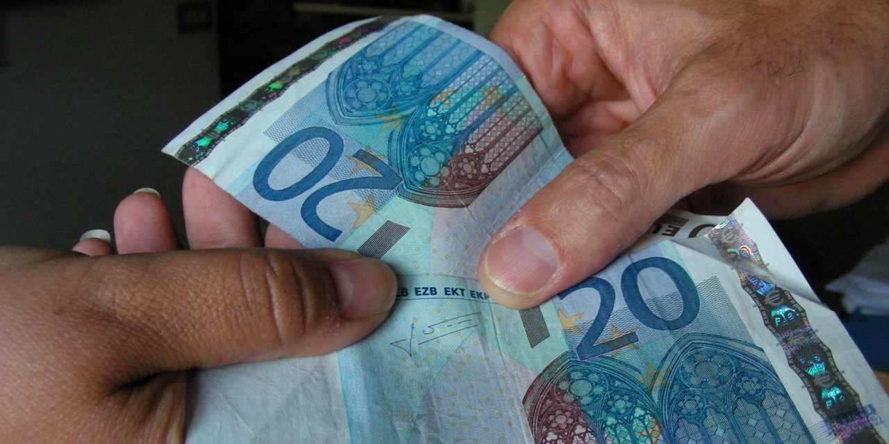 Banconote false al bar, 15enne denunciato per truffa