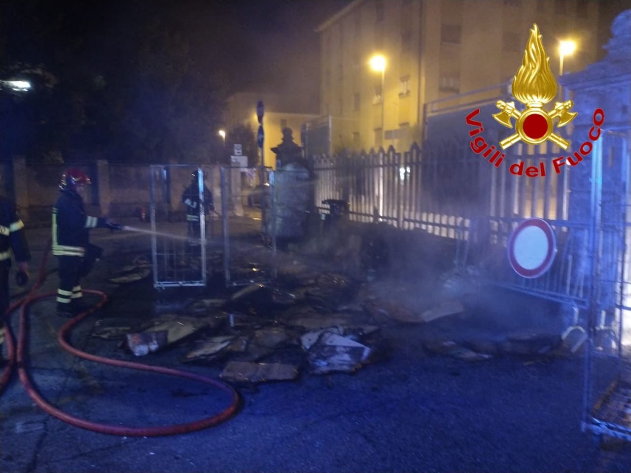 I rifiuti prendono fuoco, incendio domato dai pompieri