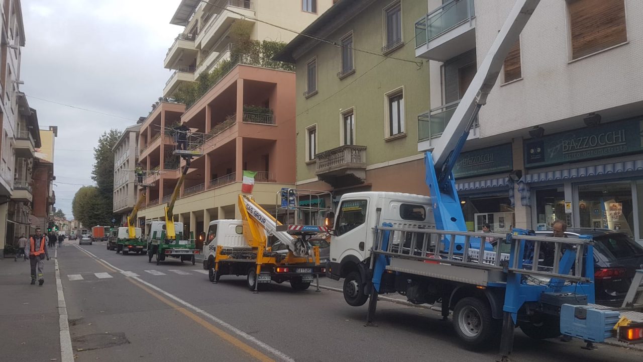 A Tradate il Natale gioca d’anticipo: già installate le luminarie in tema Covid