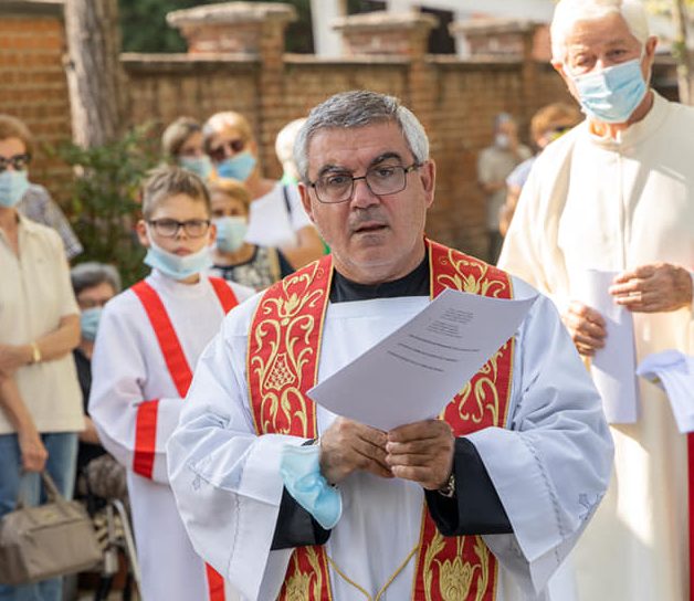 Gerenzano, don Nando riceve le chiavi della chiesa