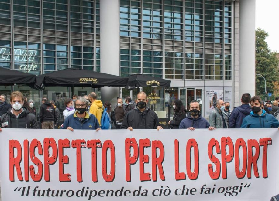 Le associazioni sportive scendono in piazza: “Ci mettono in ginocchio, lo sport è salute”