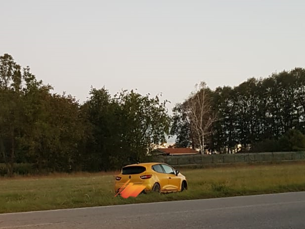 Auto finisce nel campo a Cislago