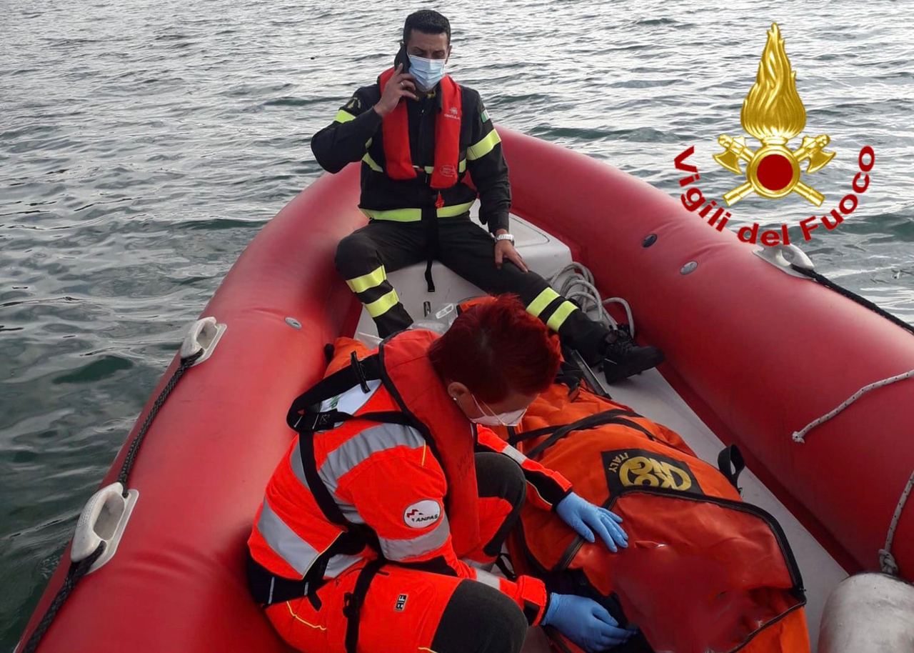 Si sente male in riva al lago. Soccorso dai pompieri in gommone