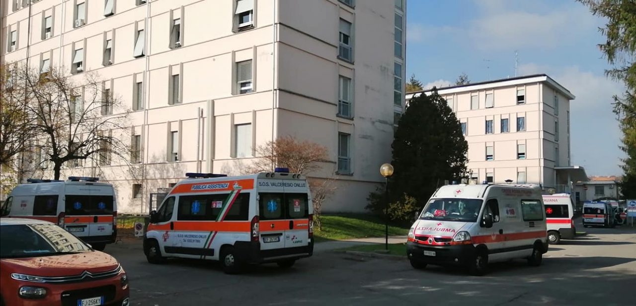 Ambulanze in coda fuori dal Pronto Soccorso di Tradate: situazione al limite