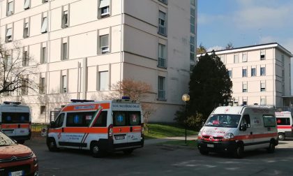 Ambulanze in coda fuori dal Pronto Soccorso di Tradate: situazione al limite