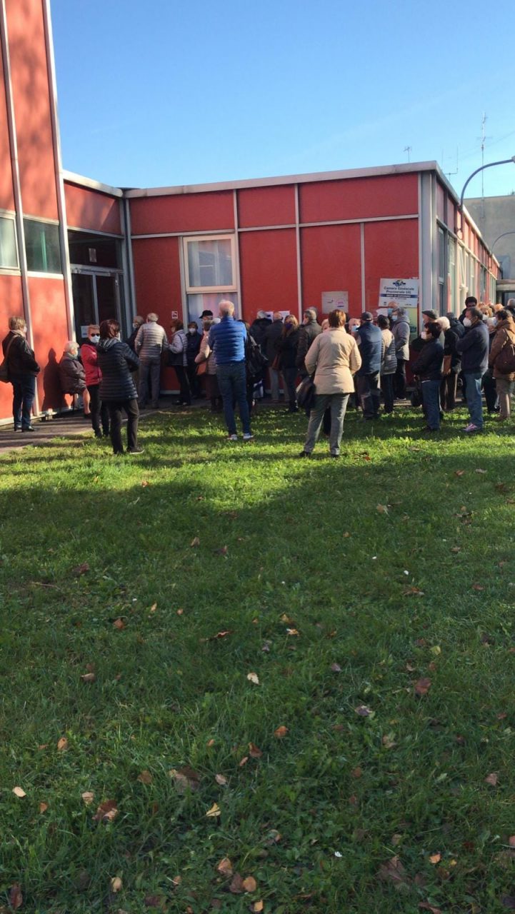 Assembramento “inaccettabile” al punto vaccini di Saronno, arriva la Polizia
