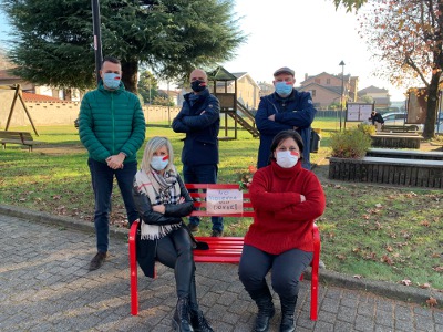 Ceriano, Giunta alla panchina rossa per il 25 novembre: “Non restate in silenzio”