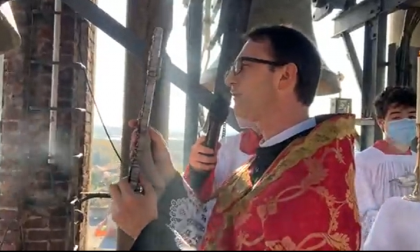 Don Mauro Belloni benedice Cogliate dal campanile