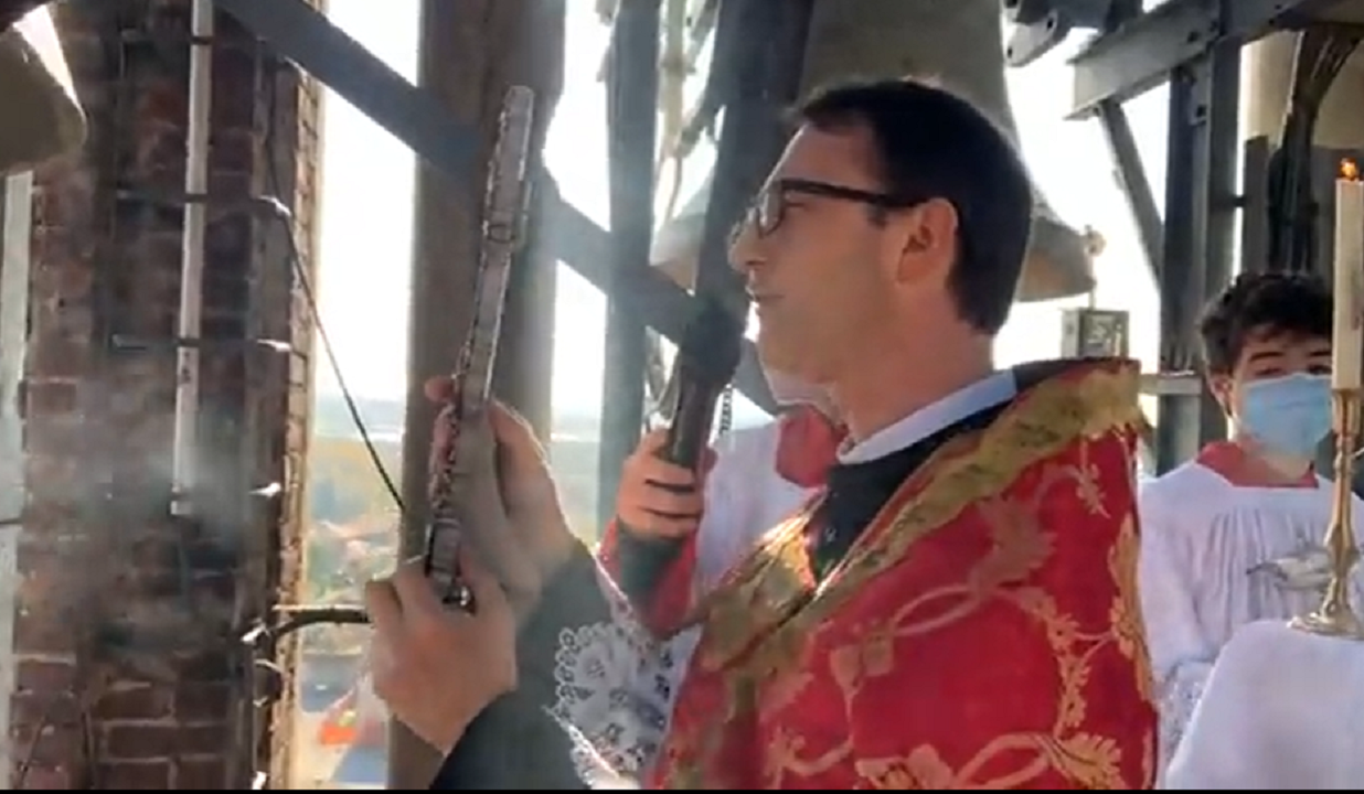 Don Mauro Belloni benedice Cogliate dal campanile