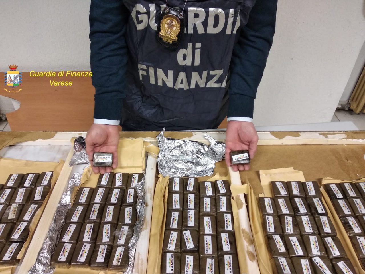 Padre e figlia, “corrieri” svizzeri fermati con 5 chili di hashish