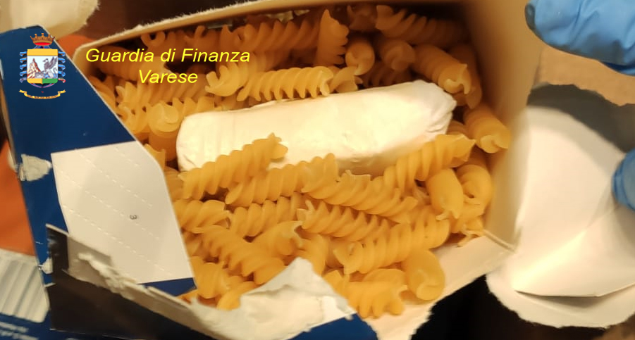 Nascosti nei pacchi di pasta oltre 30mila euro, quasi 90mila nel bagaglio: trovati dal fiuto di Heidi