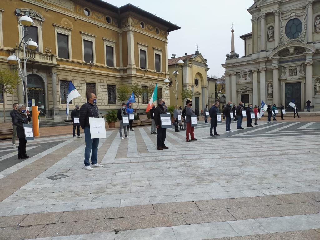 “Hanno ucciso il lavoro”, Guaglianone e Tosi al Flash mob a Busto Arsizio con Fdl