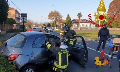 Incidente a Fagnano, conducente rimane incastrato nell'auto