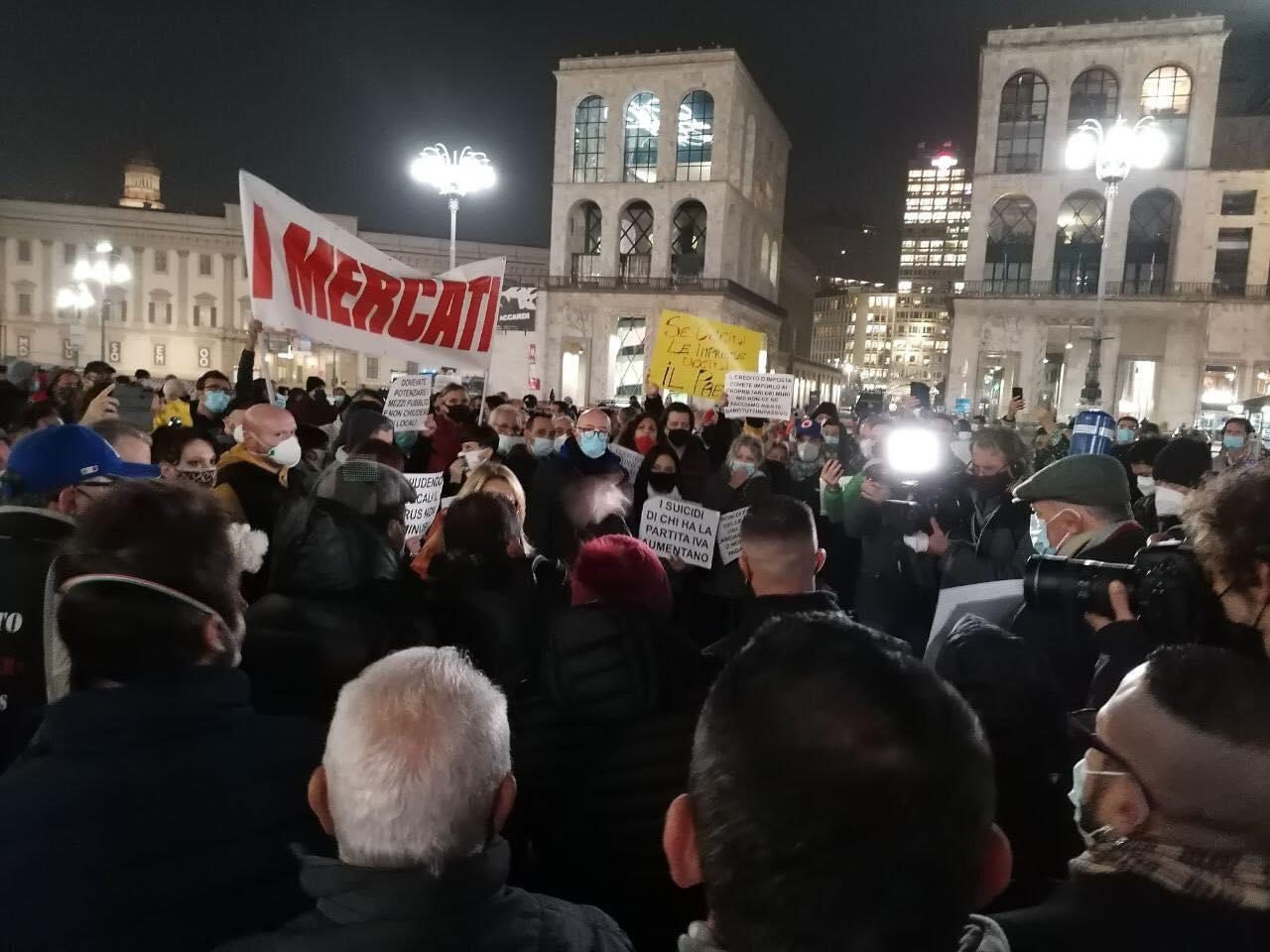Commercianti in piazza Duomo contro il Dpcm, presente anche il Movimento Nazionale