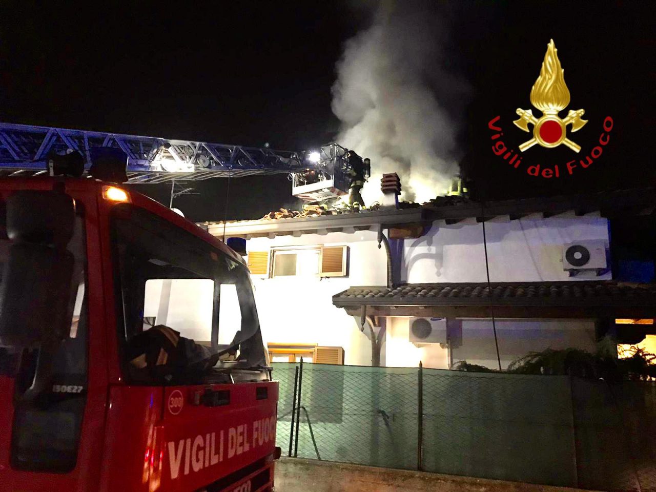 Tetto in fiamme a Lomazzo, donne e bambino soccorsi VIDEO