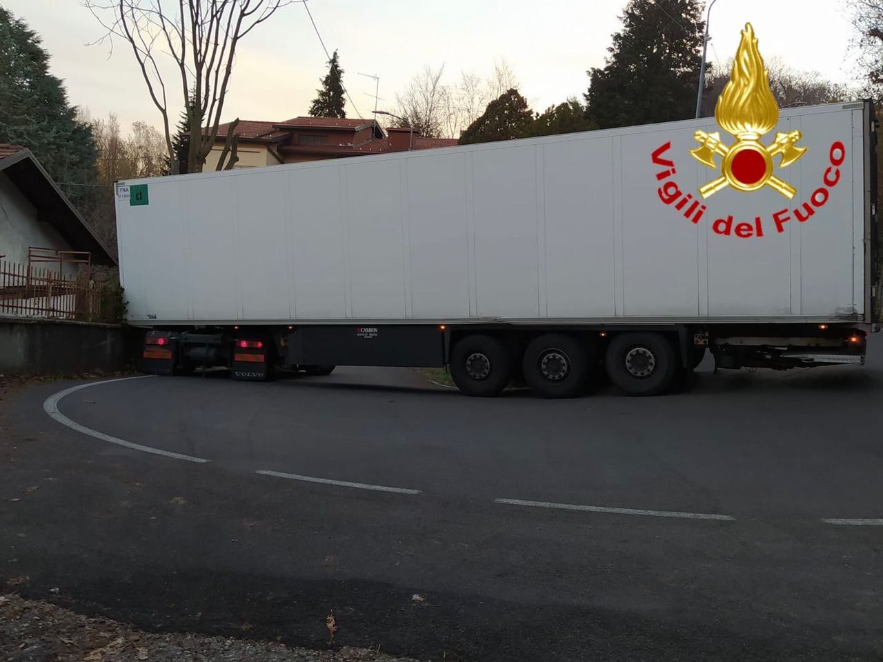 camion incastrato a varese