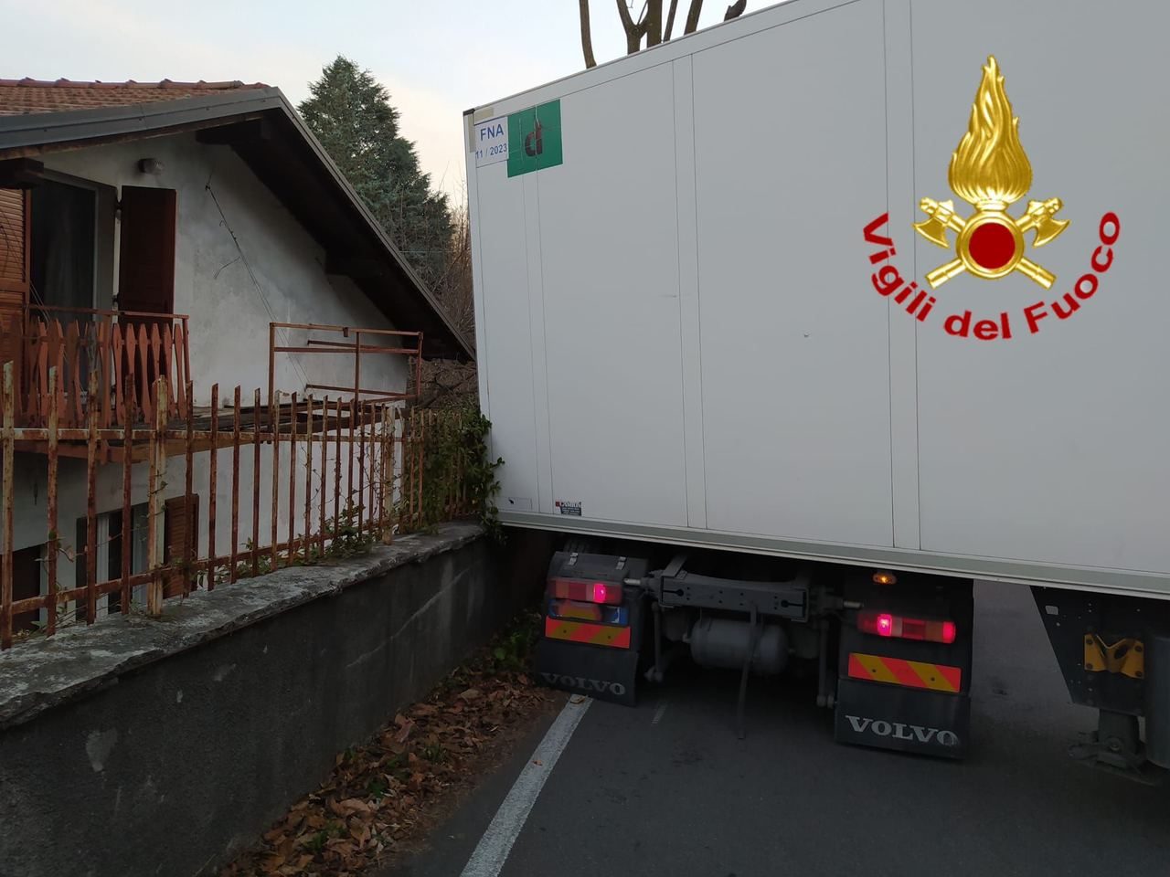 Camion incastrato in via Montello a Varese: arrivano i Vigili del Fuoco FOTO