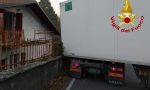 Camion incastrato in via Montello a Varese: arrivano i Vigili del Fuoco FOTO