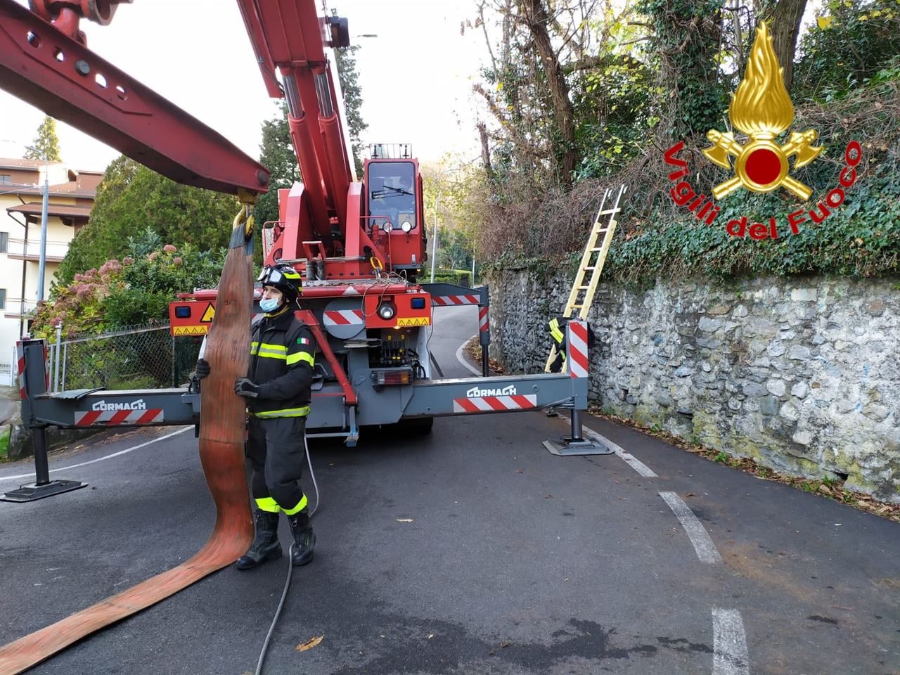 camion incastrato a varese