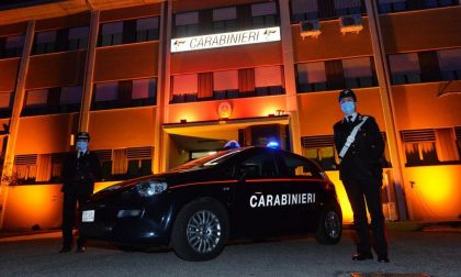 Varese, caserma dei Carabinieri arancione contro la violenza sulle donne