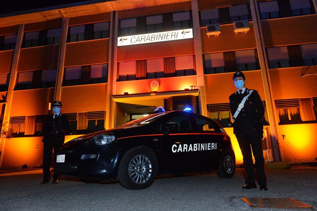 Varese, caserma dei Carabinieri arancione contro la violenza sulle donne