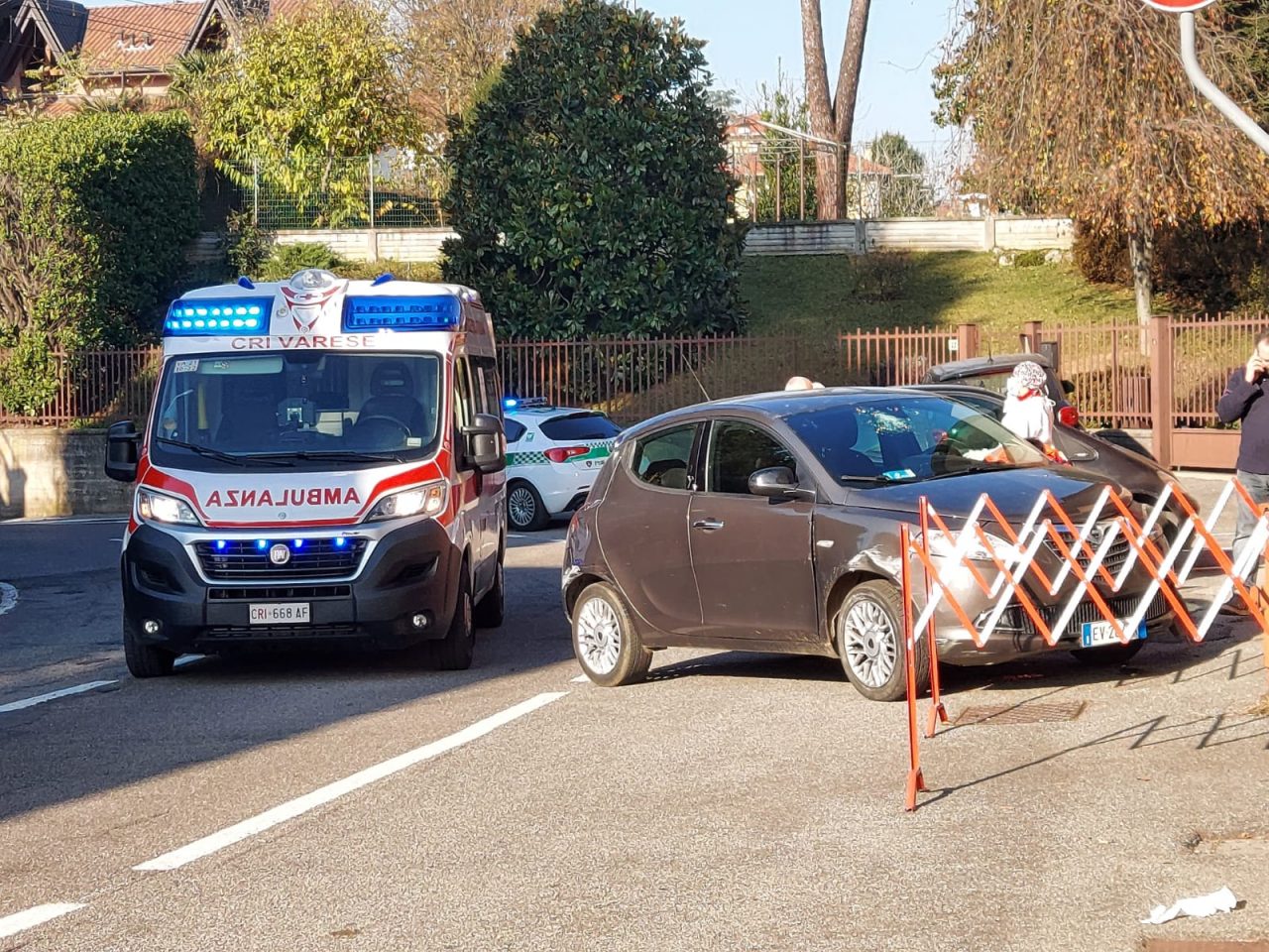 Incidente in via Da Vinci: auto contro il muro del sottopasso