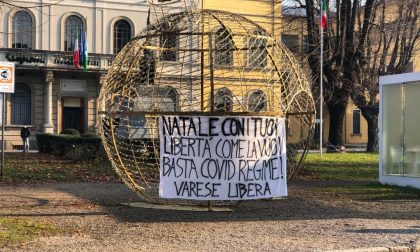 "Basta Covid Regime", nuovo striscione in piazza Mazzini