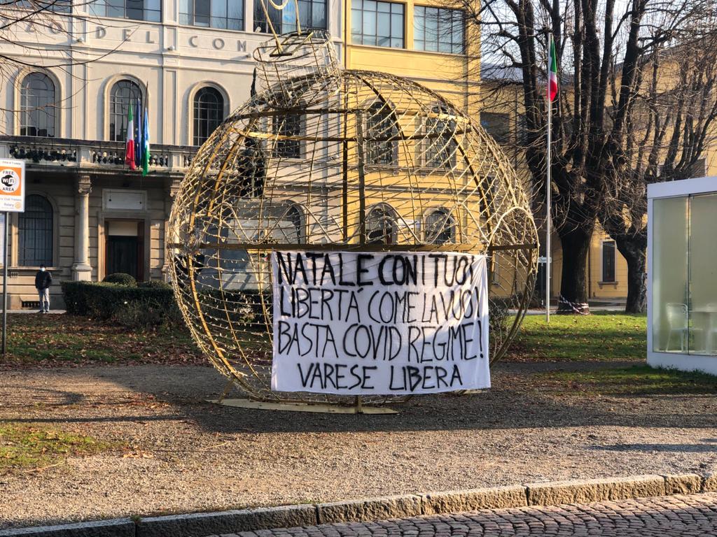 “Basta Covid Regime”, nuovo striscione in piazza Mazzini