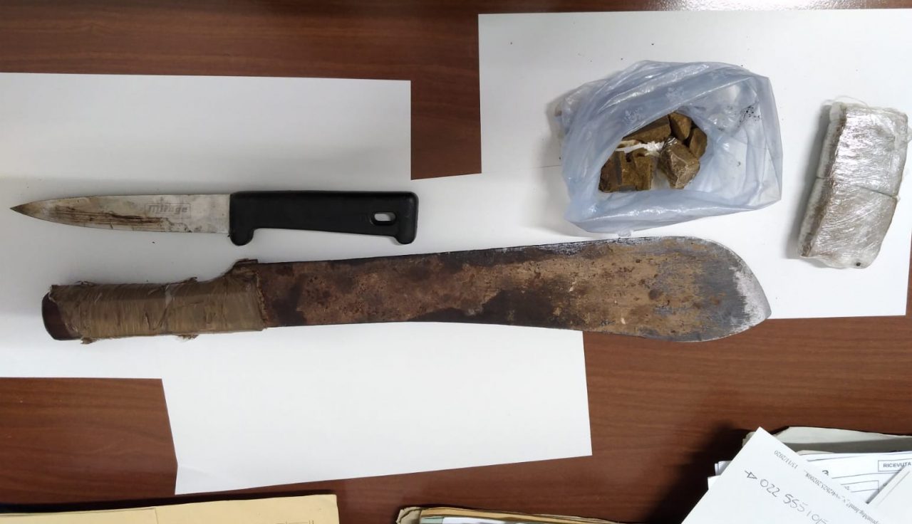 Fugge nel bosco alla vista dei carabinieri, trovato un bivacco con hashish e machete