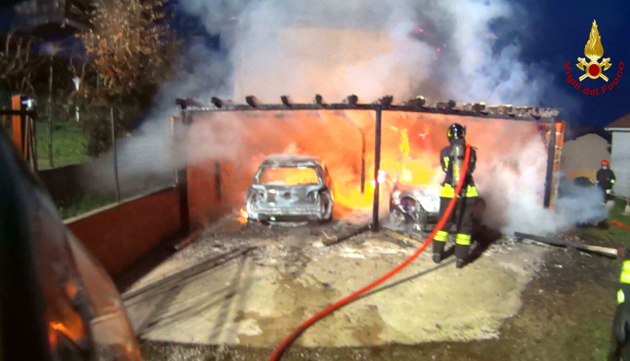 Ceriano Laghetto, maxi incendio in via Copernico arrivano i pompieri FOTO