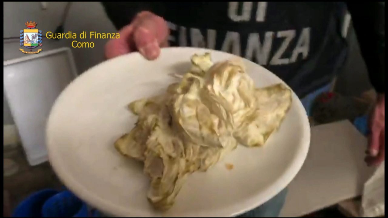 Alimenti scaduti e mal conservati, invasi da vermi e insetti: 9 tonnellate sequestrate  VIDEO e FOTO